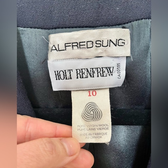 Stunning pure virgin wool navy blazer from Holt Renfrew! - Picture 9 of 10